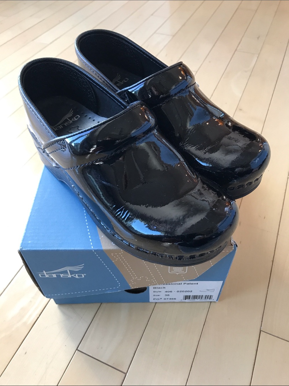Women's Dansko professional black patent leather clogs shoes 36/6